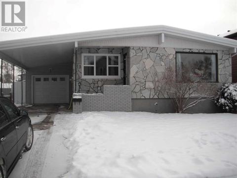 113 14 Street N, House detached with 4 bedrooms, 2 bathrooms and 5 parking in Lethbridge AB | Card Image