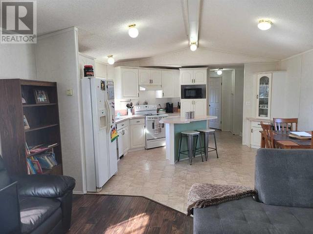 7848 97 Avenue, Home with 3 bedrooms, 2 bathrooms and 2 parking in Peace River AB | Image 4