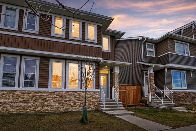 363 Redstone Drive Ne, Home with 3 bedrooms, 2 bathrooms and 2 parking in Calgary AB | Image 3