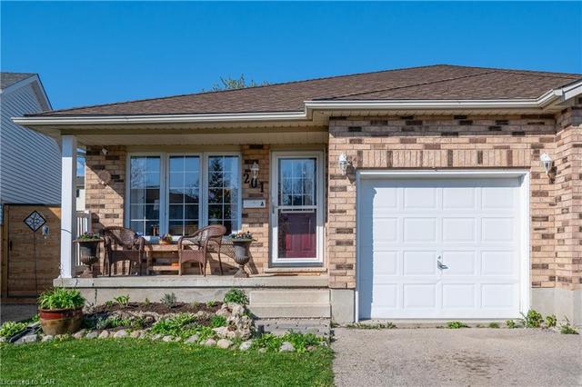 a - 201 Springfield Crescent, House semidetached with 3 bedrooms, 2 bathrooms and 3 parking in Waterloo ON | Image 2