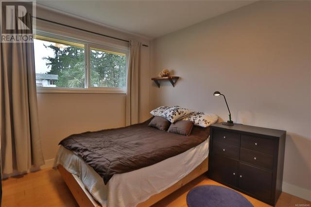 1865 Elmhurst Pl, House detached with 5 bedrooms, 2 bathrooms and 1 parking in Saanich BC | Image 17