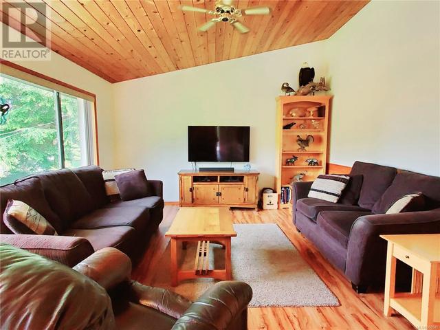 320 Leighton Way, House detached with 4 bedrooms, 3 bathrooms and 4 parking in Tofino BC | Image 4