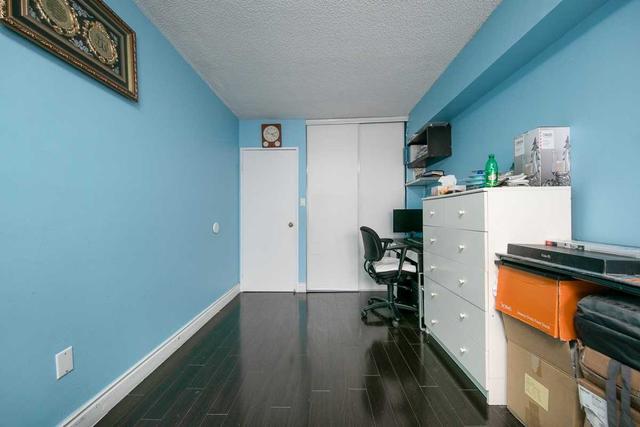 1810 - 340 Dixon Rd, Condo with 3 bedrooms, 2 bathrooms and 1 parking in Toronto ON | Image 3