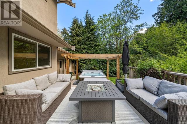 763 Helvetia Cres, House detached with 4 bedrooms, 3 bathrooms and 4 parking in Saanich BC | Image 35