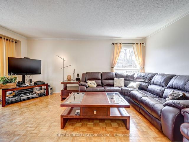25 Moffatt Crt, House detached with 3 bedrooms, 2 bathrooms and 4 parking in Toronto ON | Image 36