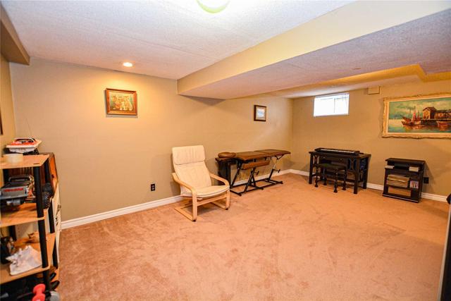 33 Tara Park Cres, Townhouse with 3 bedrooms, 2 bathrooms and 2 parking in Brampton ON | Image 13