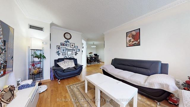707 - 12 Laurelcrest St, Condo with 2 bedrooms, 1 bathrooms and 2 parking in Brampton ON | Image 5