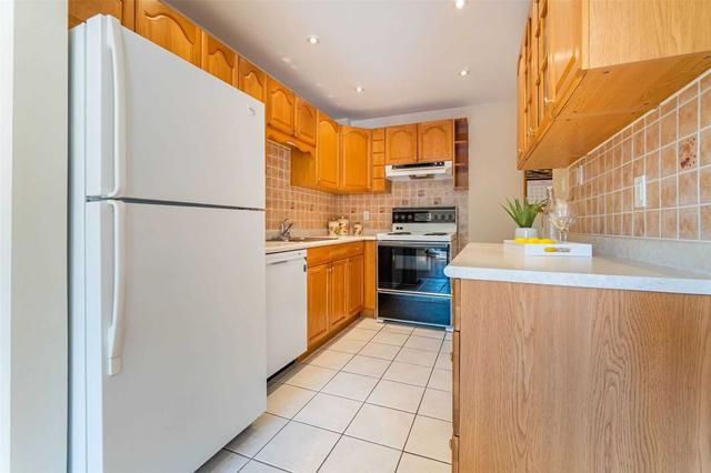 32 Carisbrooke Crt, Townhouse with 3 bedrooms, 2 bathrooms and 2 parking in Brampton ON | Image 6