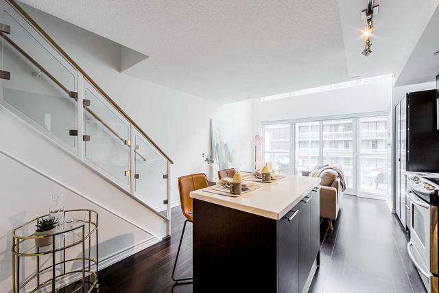 1114 - 386 Yonge St, Condo with 1 bedrooms, 2 bathrooms and 0 parking in Toronto ON | Image 3