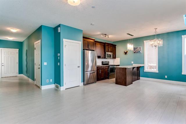 33 Covecreek Mews Ne, House detached with 3 bedrooms, 2 bathrooms and 4 parking in Calgary AB | Image 1