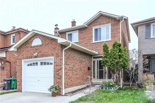 1001 Lucerne Cres, House attached with 3 bedrooms, 2 bathrooms and 2 parking in Mississauga ON | Image 2