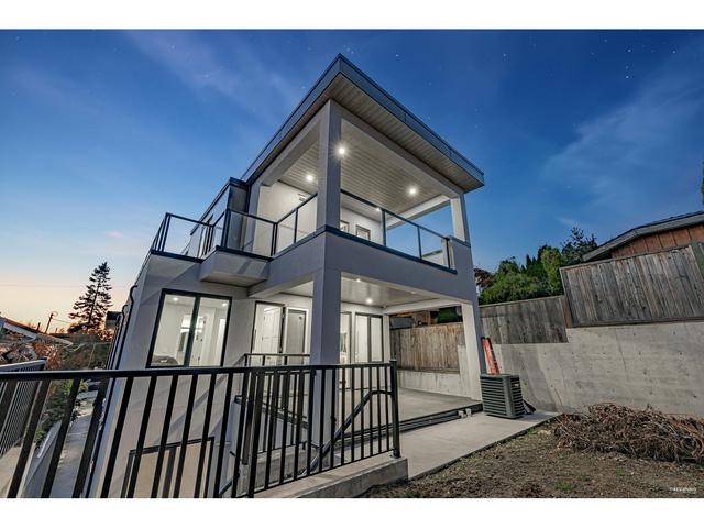 838 Stevens Street, House detached with 7 bedrooms, 7 bathrooms and 8 parking in White Rock BC | Image 2