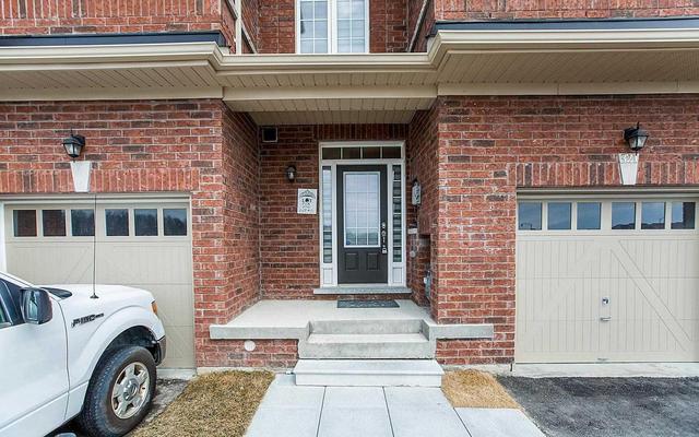321 Robert Parkinson Dr, House attached with 3 bedrooms, 3 bathrooms and 2 parking in Brampton ON | Image 2