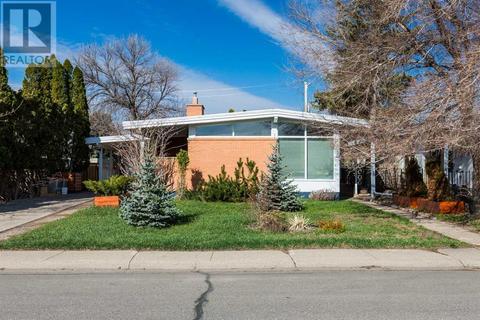 1030 8 Street S, House detached with 4 bedrooms, 1 bathrooms and 5 parking in Lethbridge AB | Card Image