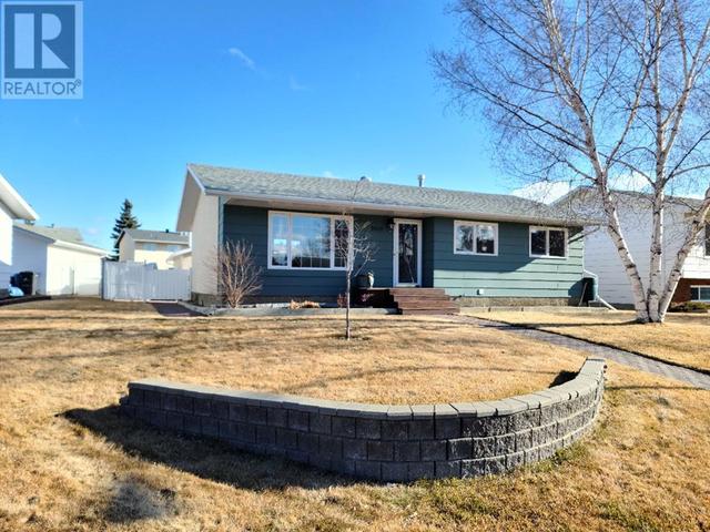 9610 79 Avenue, House detached with 5 bedrooms, 2 bathrooms and 2 parking in Peace River AB | Card Image