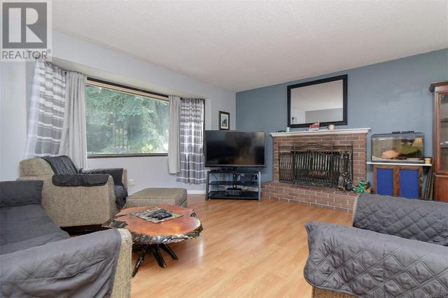 620 Treanor Ave, House detached with 4 bedrooms, 2 bathrooms and 6 parking in Langford BC | Image 5