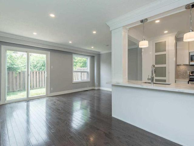 62 Dawson Cres, Townhouse with 3 bedrooms, 3 bathrooms and 1 parking in Brampton ON | Image 3