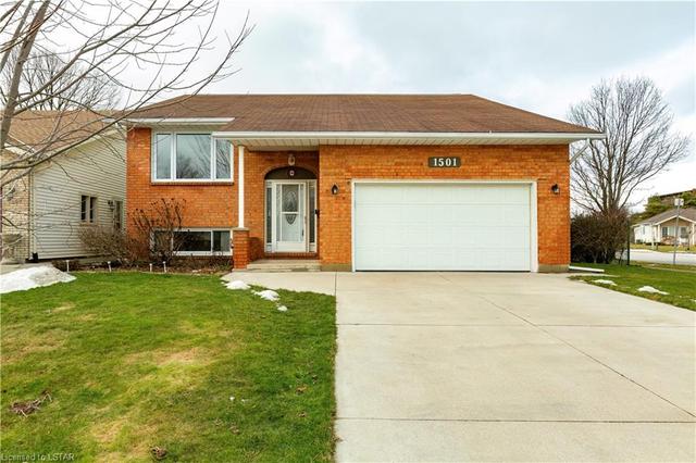 1501 Henley Crescent, House detached with 5 bedrooms, 2 bathrooms and 6 parking in Sarnia ON | Image 1
