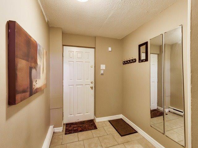 81 Darras Crt, Townhouse with 3 bedrooms, 2 bathrooms and 2 parking in Brampton ON | Image 6