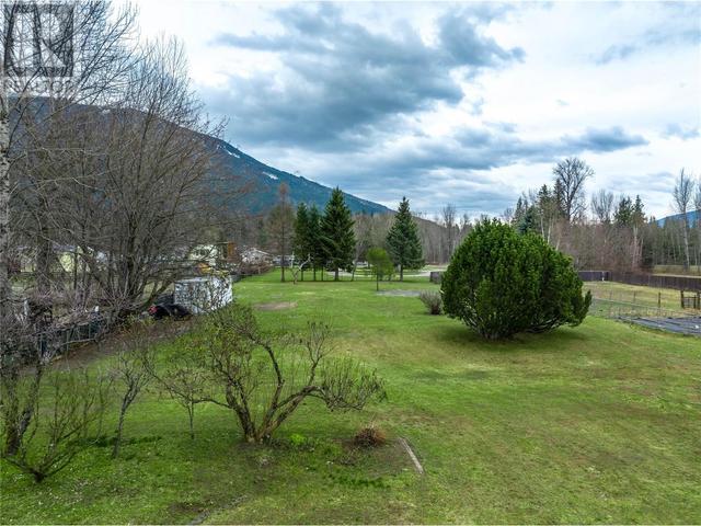 704 Moss Street, House detached with 5 bedrooms, 3 bathrooms and 6 parking in Revelstoke BC | Image 4