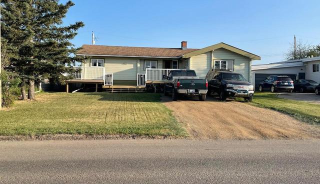 1813 108 Avenue, House detached with 3 bedrooms, 2 bathrooms and 1 parking in Dawson Creek BC | Card Image