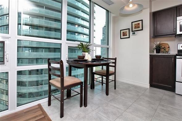 2206 - 19 Grand Trunk Cres, Condo with 2 bedrooms, 2 bathrooms and 1 parking in Toronto ON | Image 10