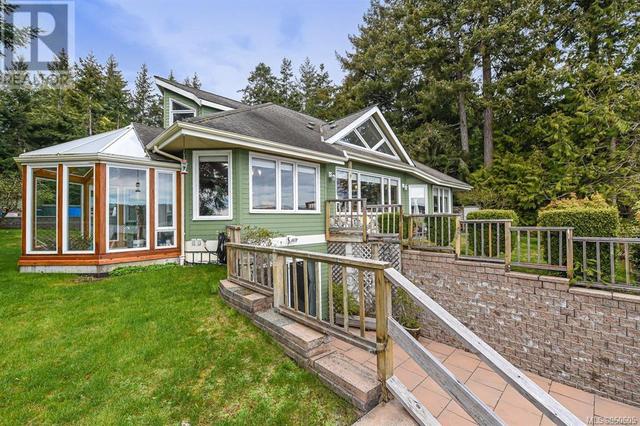 7602 Ships Point Rd, House detached with 3 bedrooms, 3 bathrooms and 6 parking in Comox Valley A BC | Image 4