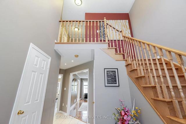 21 Milkweed Cres, House detached with 3 bedrooms, 3 bathrooms and 6 parking in Brampton ON | Image 6