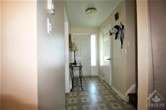 e - 36 Woodvale Green, Townhouse with 3 bedrooms, 2 bathrooms and 1 parking in Ottawa ON | Image 3