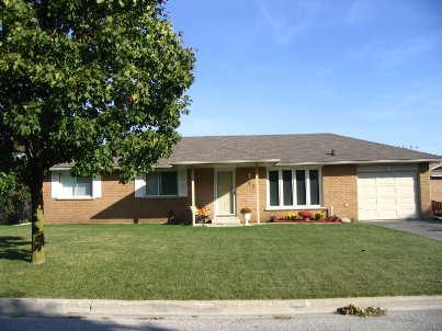 153 Olive St, House detached with 2 bedrooms, 1 bathrooms and 2 parking in East Gwillimbury ON | Image 1