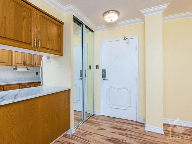 712 - 555 Brittany Drive, Condo with 2 bedrooms, 2 bathrooms and 1 parking in Ottawa ON | Image 3