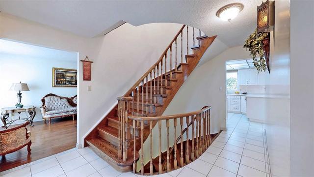 16 Sir Percival Crt, House detached with 4 bedrooms, 4 bathrooms and 6 parking in Markham ON | Image 3