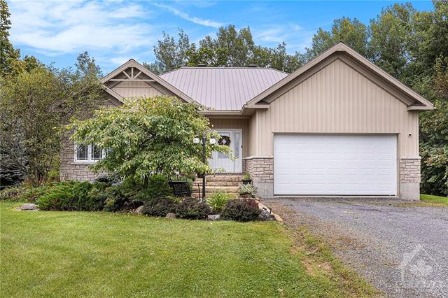 14894 Concession 10 11 Road, House detached with 3 bedrooms, 2 bathrooms and 10 parking in North Stormont ON | Image 2
