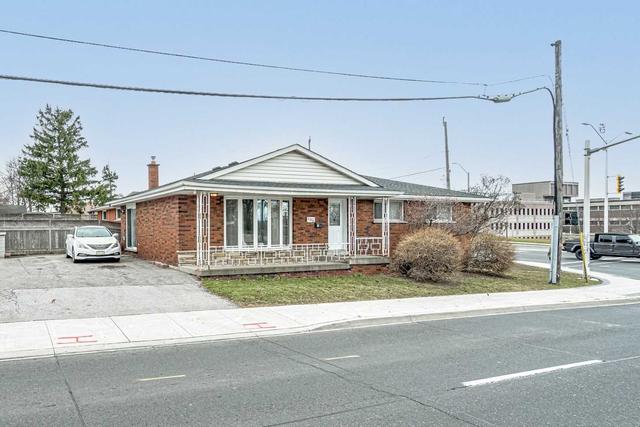 105 Fennell Ave W, House detached with 3 bedrooms, 2 bathrooms and 6 parking in Hamilton ON | Image 1