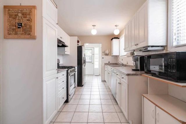 2623 Hollington Cres, House semidetached with 3 bedrooms, 2 bathrooms and 4 parking in Mississauga ON | Image 3
