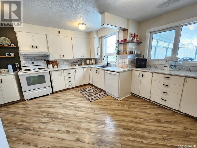 526 Main Street, House detached with 3 bedrooms, 2 bathrooms and null parking in Radville SK | Image 12