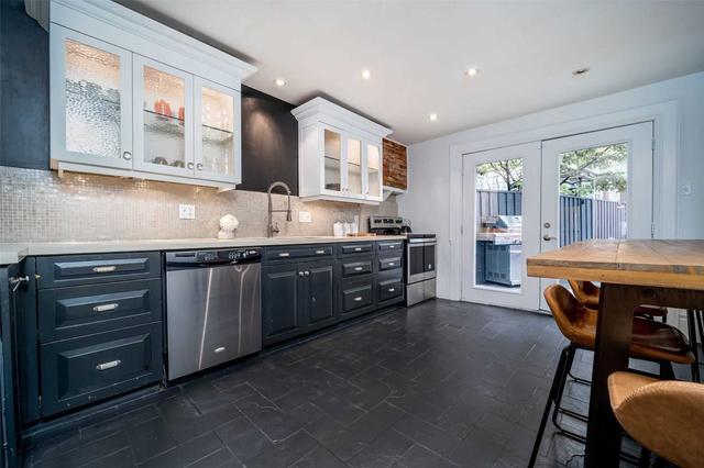 453 Queen St E, House attached with 3 bedrooms, 2 bathrooms and 0 parking in Toronto ON | Image 3