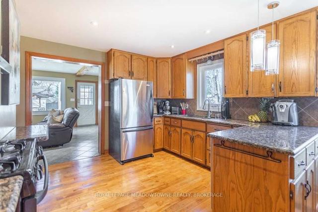 2381 Burnhamthorpe Rd W, House detached with 3 bedrooms, 2 bathrooms and 13 parking in Oakville ON | Image 3