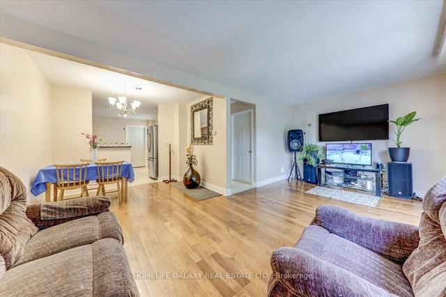 58 Goskin Crt N, House attached with 3 bedrooms, 2 bathrooms and 2 parking in Toronto ON | Image 3