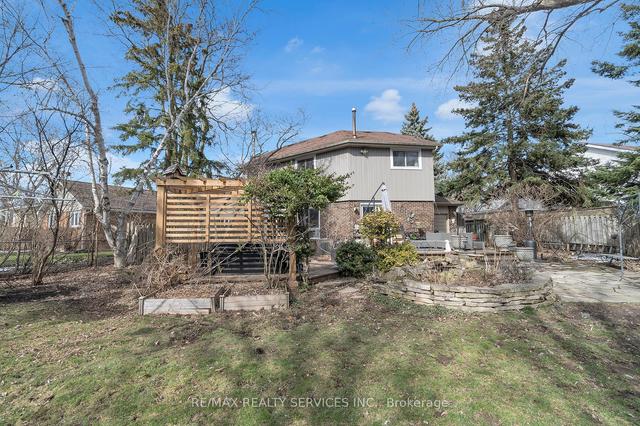 60 Lorraine Cres, House detached with 3 bedrooms, 3 bathrooms and 4 parking in Brampton ON | Image 25