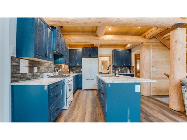 682 Lower Inonoaklin Rd, House detached with 3 bedrooms, 3 bathrooms and 10 parking in Central Kootenay K BC | Image 14