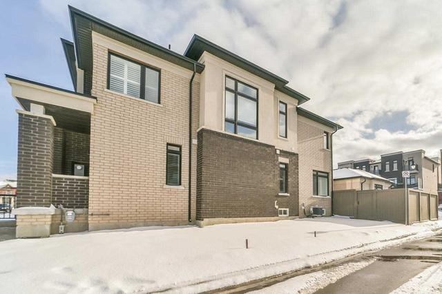 26 Military Cres, House attached with 3 bedrooms, 3 bathrooms and 2 parking in Brampton ON | Image 12