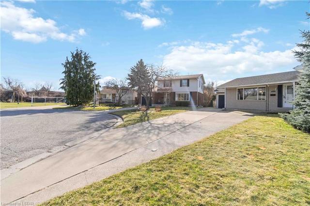 1231 Amsterdam Court, House detached with 4 bedrooms, 1 bathrooms and 5 parking in Sarnia ON | Image 10