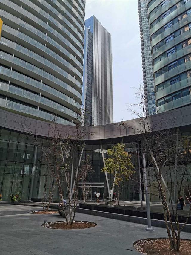 1003 - 12 York St, Condo with 1 bedrooms, 1 bathrooms and null parking in Toronto ON | Image 3