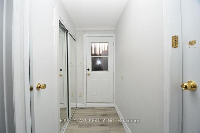 1001 Blairholm Ave, House semidetached with 3 bedrooms, 2 bathrooms and 4 parking in Mississauga ON | Image 6