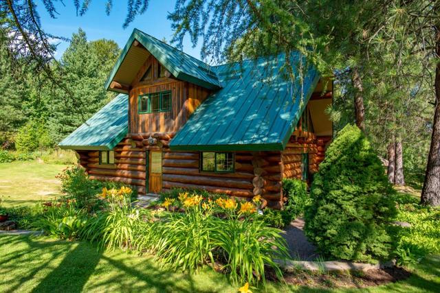 3150 Hanna Creek Road, House detached with 2 bedrooms, 2 bathrooms and null parking in Kootenay Boundary B BC | Image 2