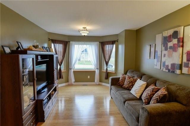 96 Elm St, House detached with 3 bedrooms, 2 bathrooms and 6 parking in Kawartha Lakes ON | Image 2