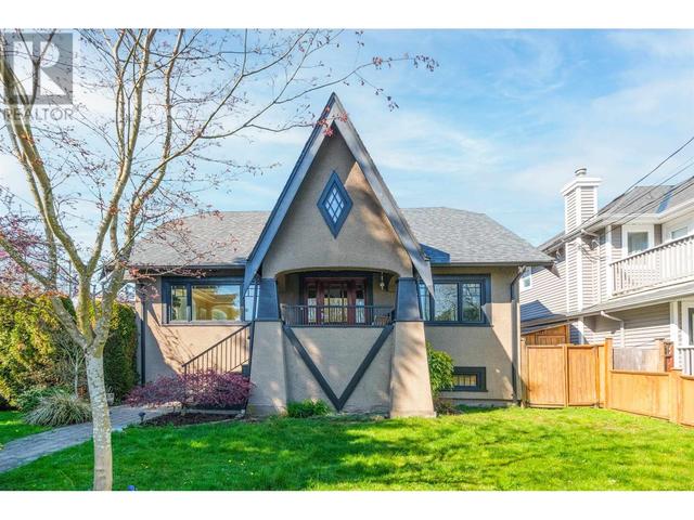 302 E 12th Street, House detached with 4 bedrooms, 4 bathrooms and 2 parking in North Vancouver BC | Image 1