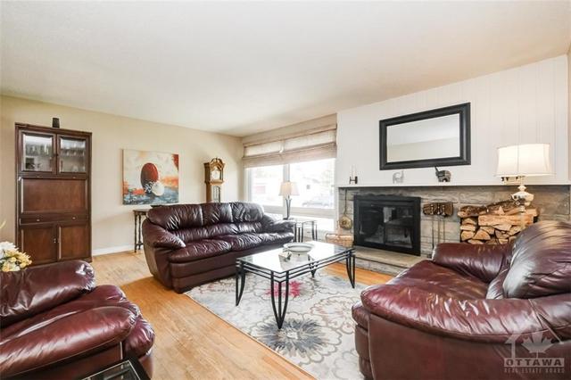 121 Old Colony Road, House detached with 3 bedrooms, 3 bathrooms and 5 parking in Ottawa ON | Image 2