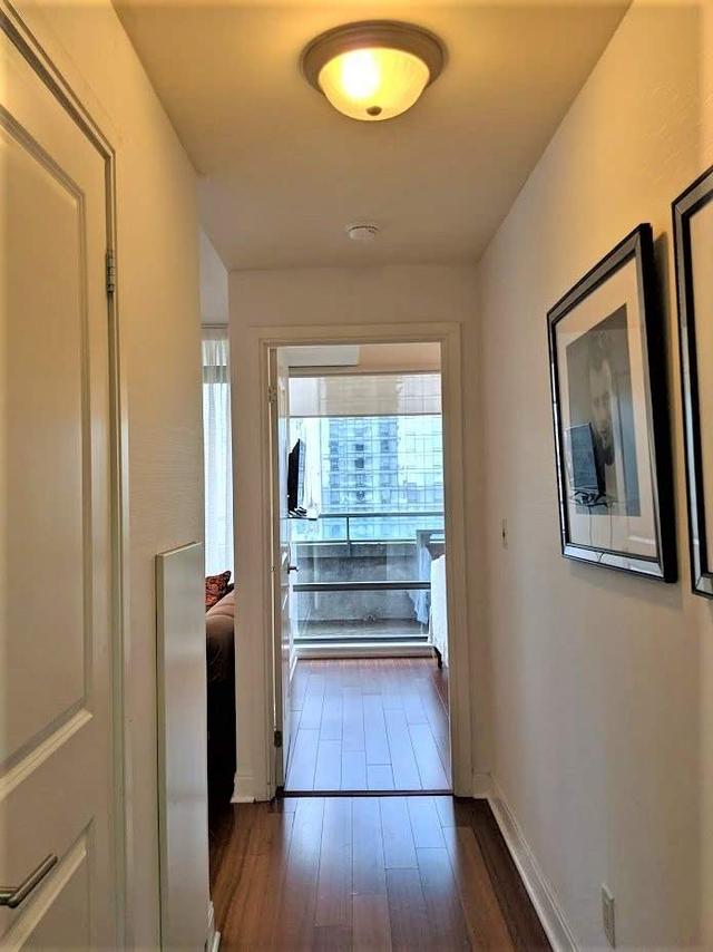 1705 - 18 Yorkville Ave, Condo with 2 bedrooms, 2 bathrooms and 1 parking in Toronto ON | Image 4